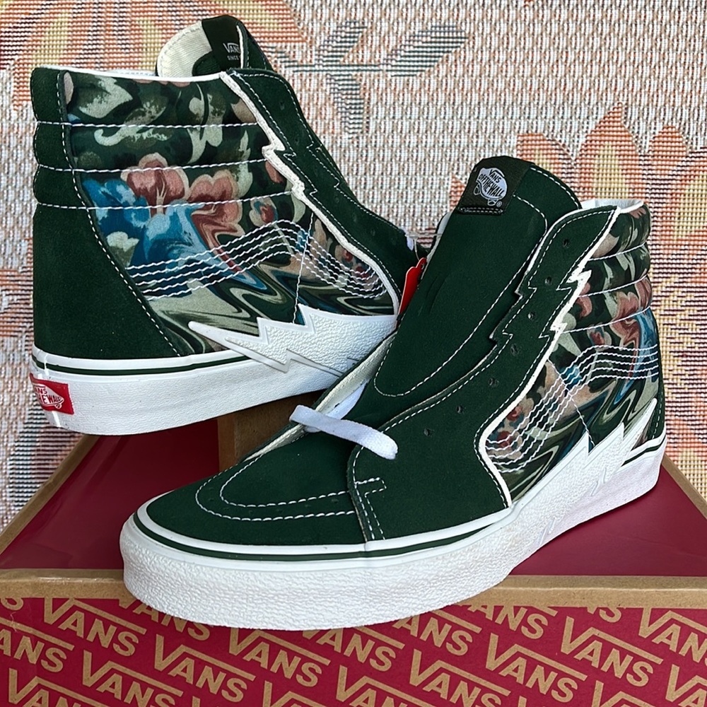 Vans Sk8-Hi Bolt
Liquify Avocado
VNOA5JIVYXH
Men’s sneakers - athletic shoes - Picture 9 of 16